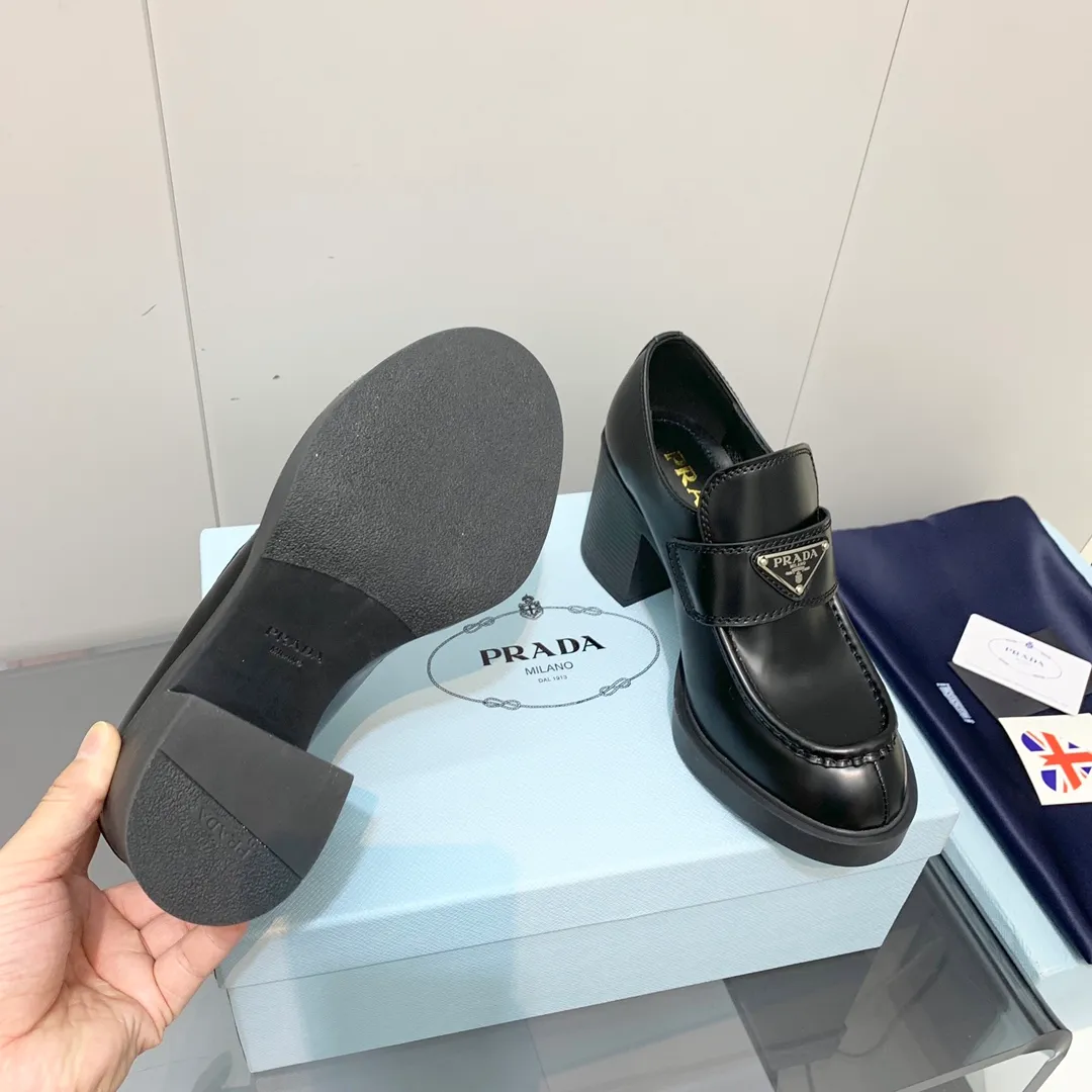👟👟Ex-factory price p520👟👟, 👟👟Ex-factory price prada Prada 2022 autumn and winter high-heeled loafers, classic triangular logo loafers, high-heeled style. The slightly wide shoe shape is matched with the thick high-heeled shape, which is very coordinated and does not feel clumsy at all. Moreover, the one-piece sole is as comfortable as a sports shoe. You can immediately increase your height by 7.5cm after wearing it. A must-have item that combines both beauty and comfort! The upper is made of imported cowhide (open-edge beaded cowhide, cow patent leather) and the lining is lambskin!